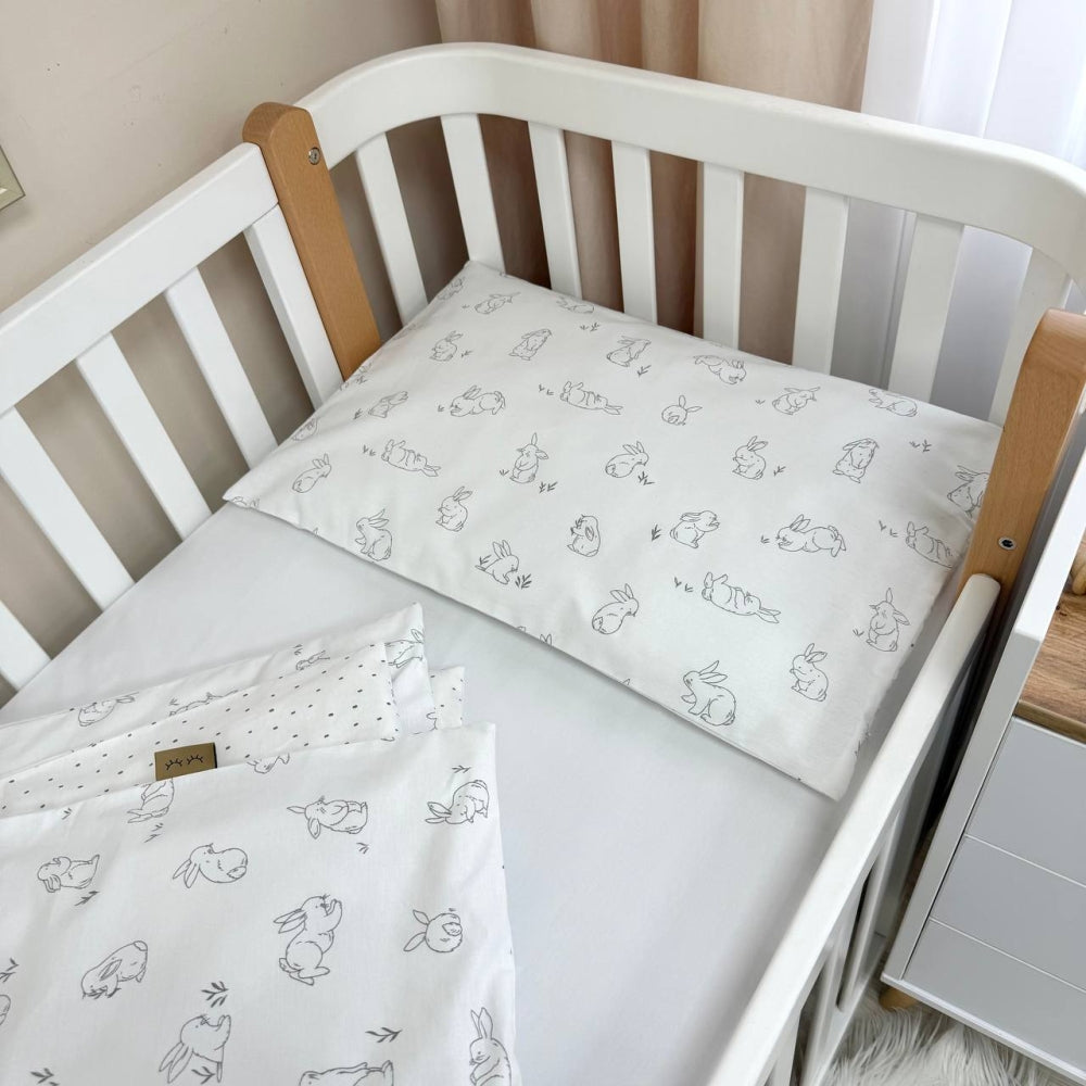 Bavlnená posteľná súprava do postieľky Baby Mix – Zajačiky sivé na bielom
