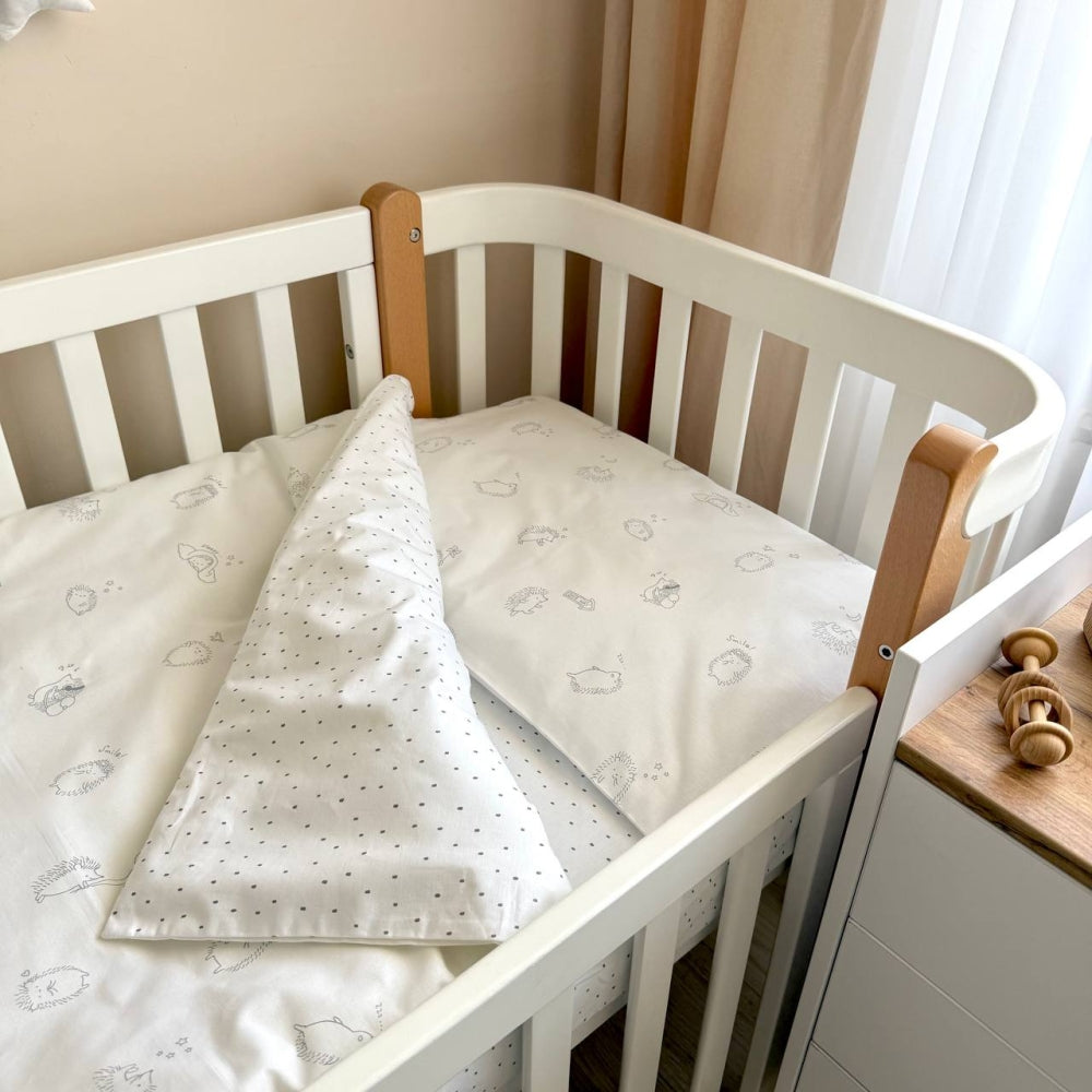 Bavlnená posteľná súprava do postieľky Baby Mix – New Ježkovia sivá
