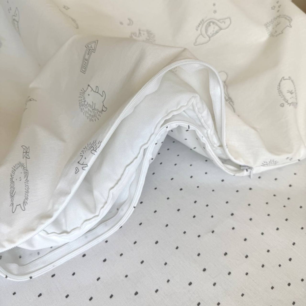 Bavlnená posteľná súprava do postieľky Baby Mix – New Ježkovia sivá