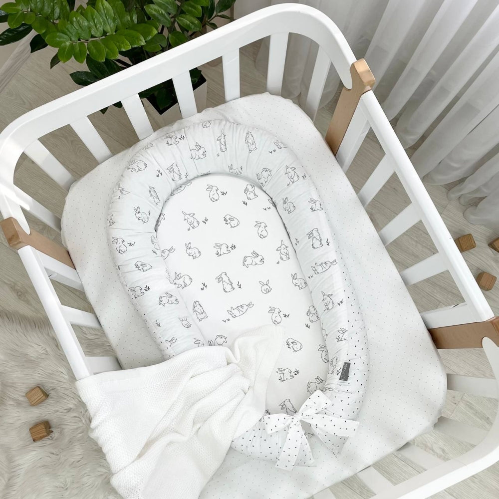 Hniezdo pre bábätko Baby Design – zajačiky na bielej