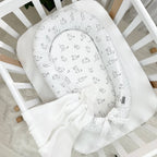 Hniezdo pre bábätko Baby Design – zajačiky na bielej