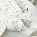 Hniezdo pre bábätko Baby Design – zajačiky na bielej