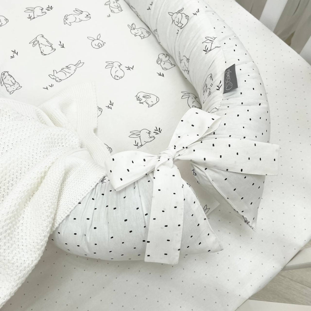 Hniezdo pre bábätko Baby Design – zajačiky na bielej