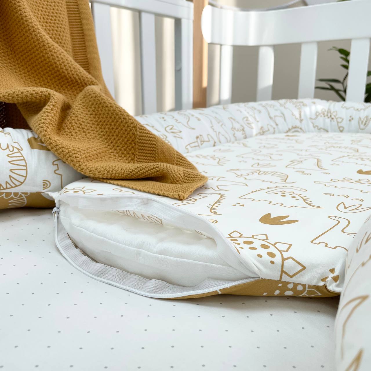 Hniezdo pre bábätko Baby Design – Dino horčicové