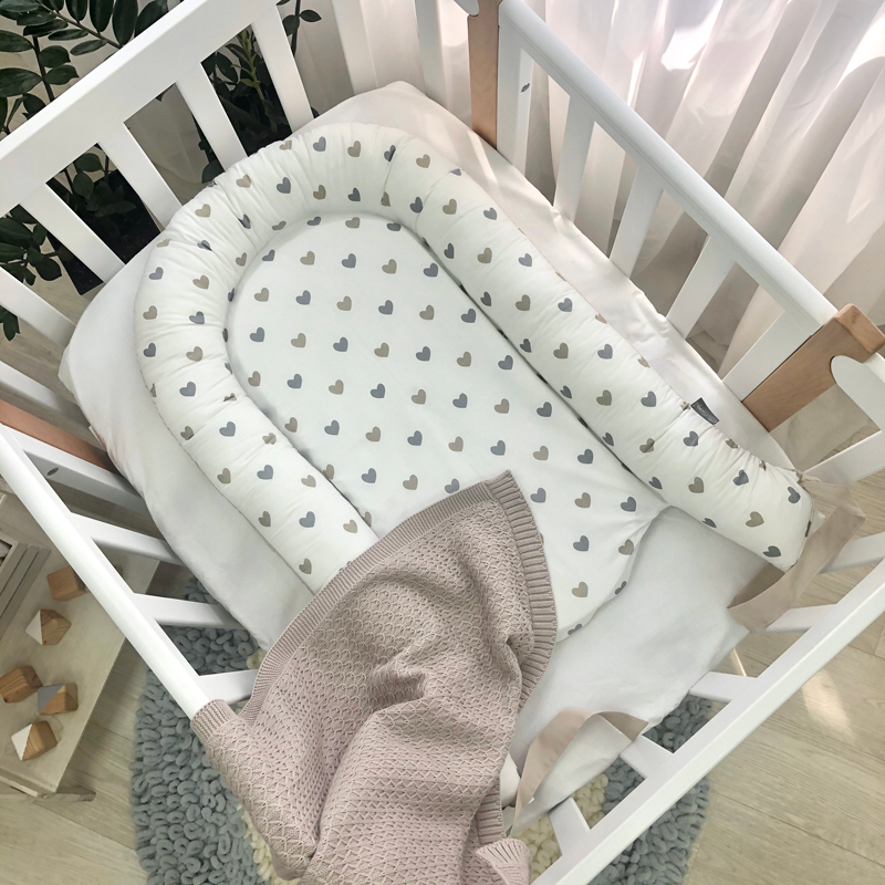 Hniezdo pre bábätko Baby Design – srdcia sivo-béžové