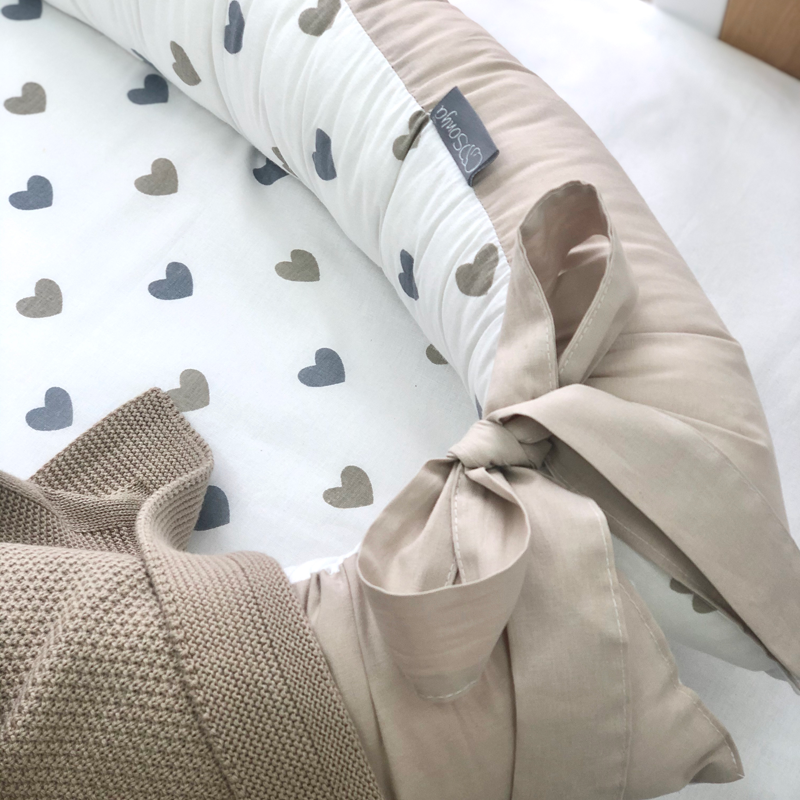 Hniezdo pre bábätko Baby Design – srdcia sivo-béžové