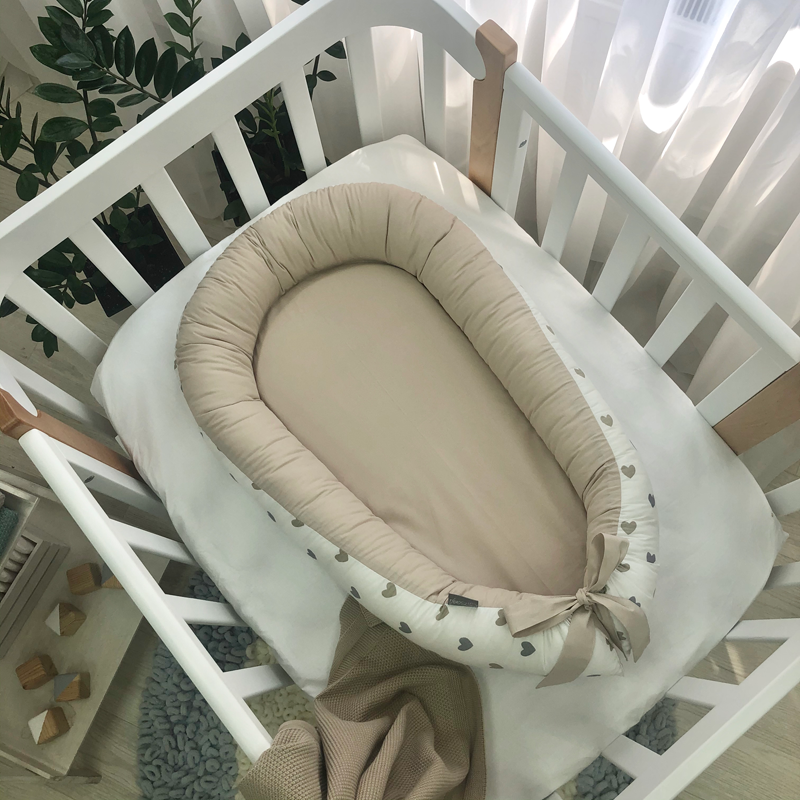 Hniezdo pre bábätko Baby Design – srdcia sivo-béžové