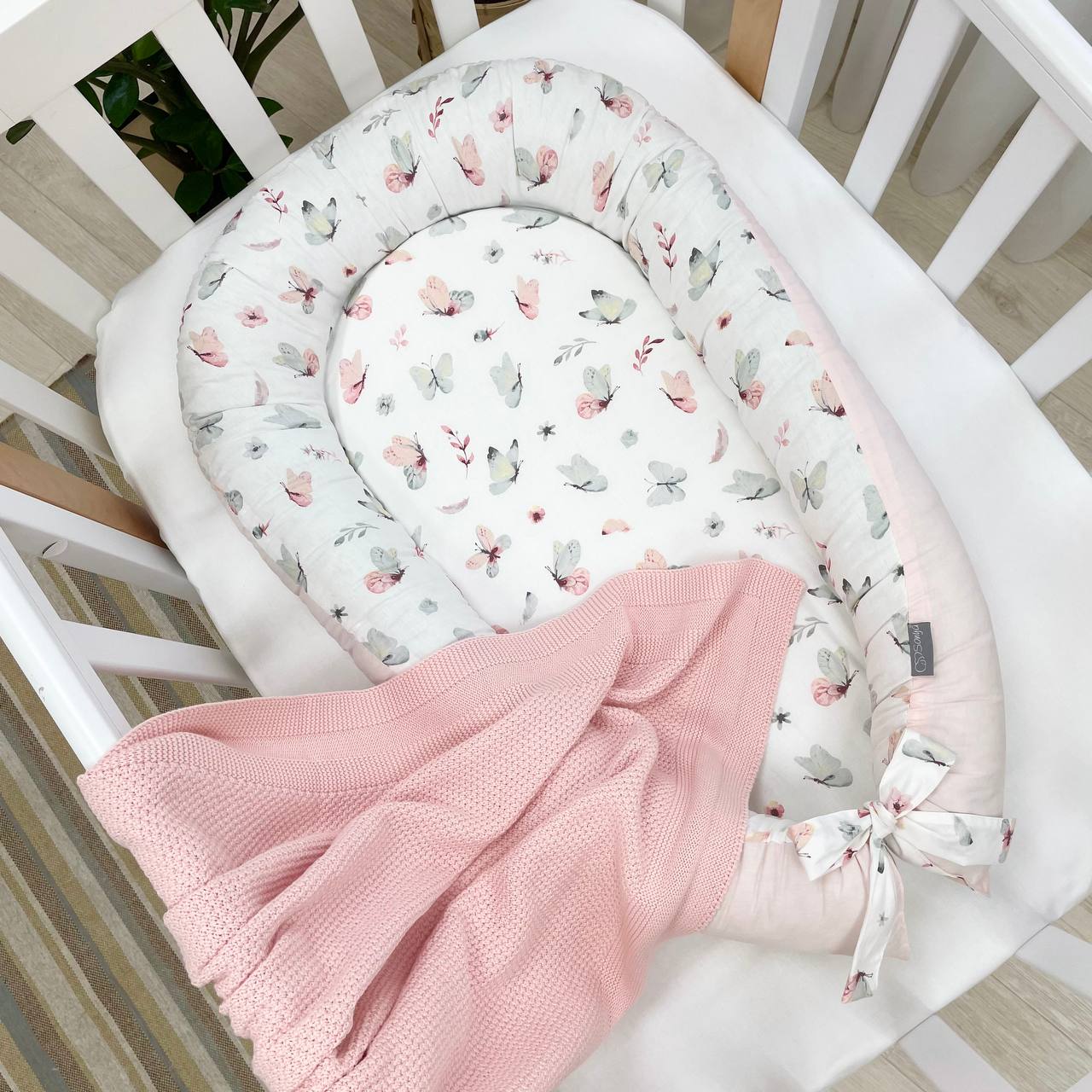 Hniezdo pre bábätko Baby Design – motýlik ružovo-mätové