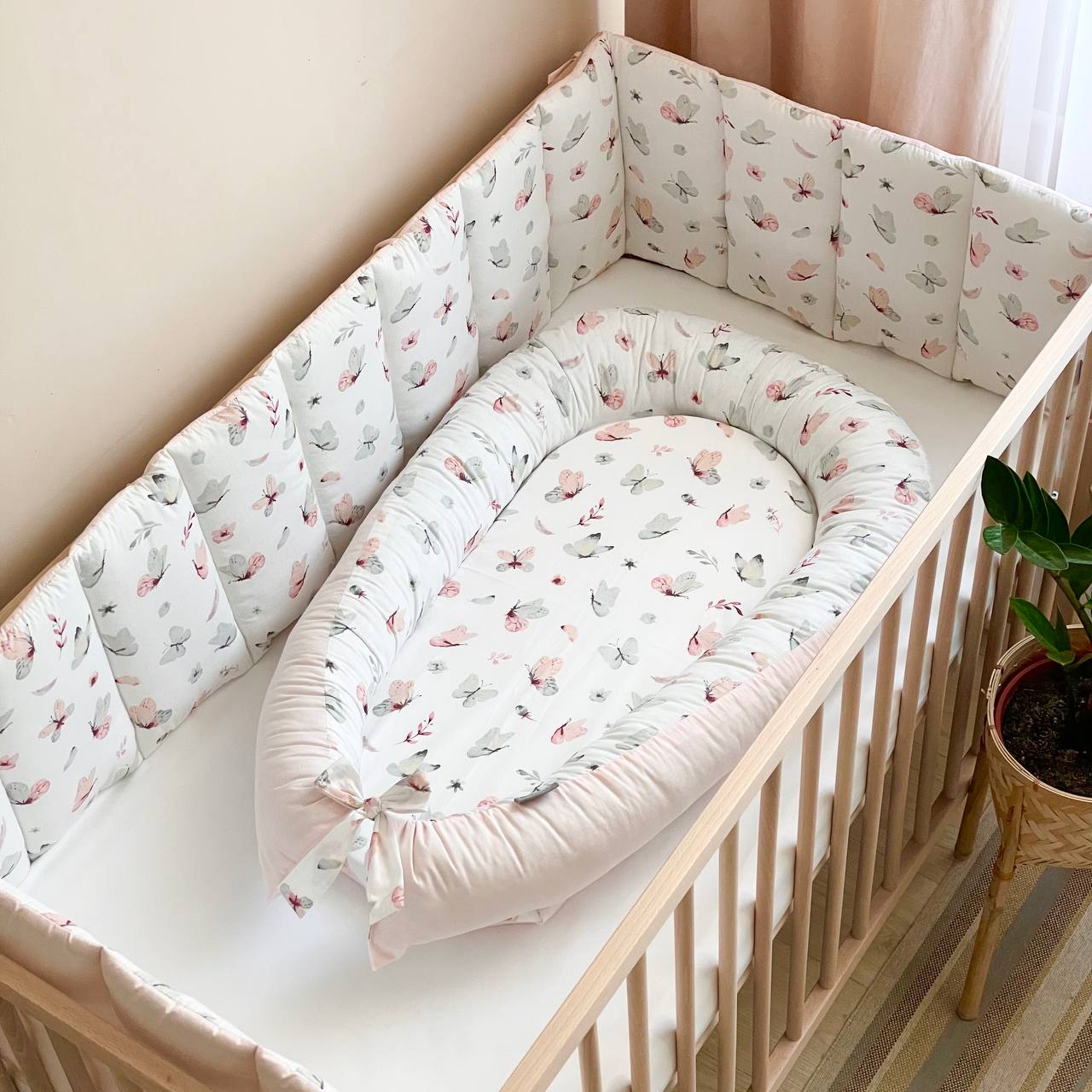 Hniezdo pre bábätko Baby Design – motýlik ružovo-mätové