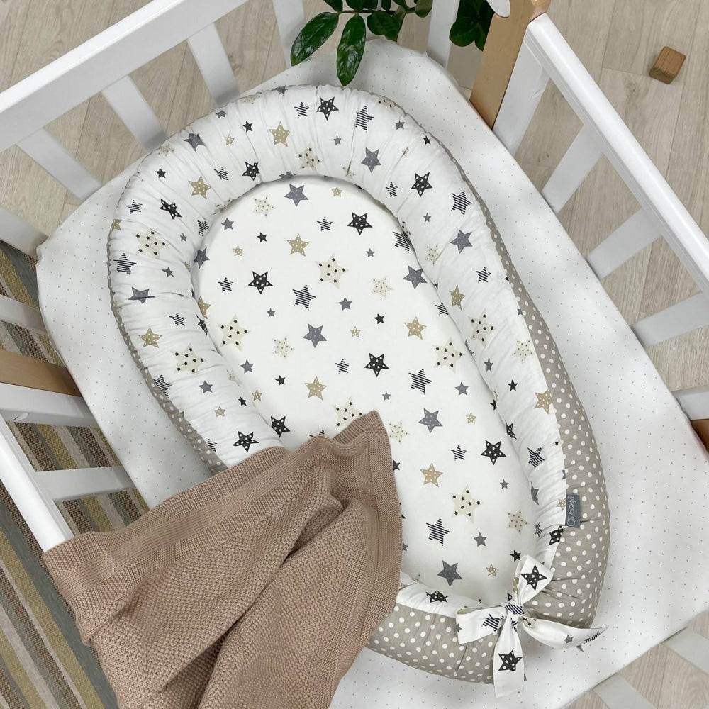Hniezdo pre bábätko Baby Design – Stars sivo-béžové