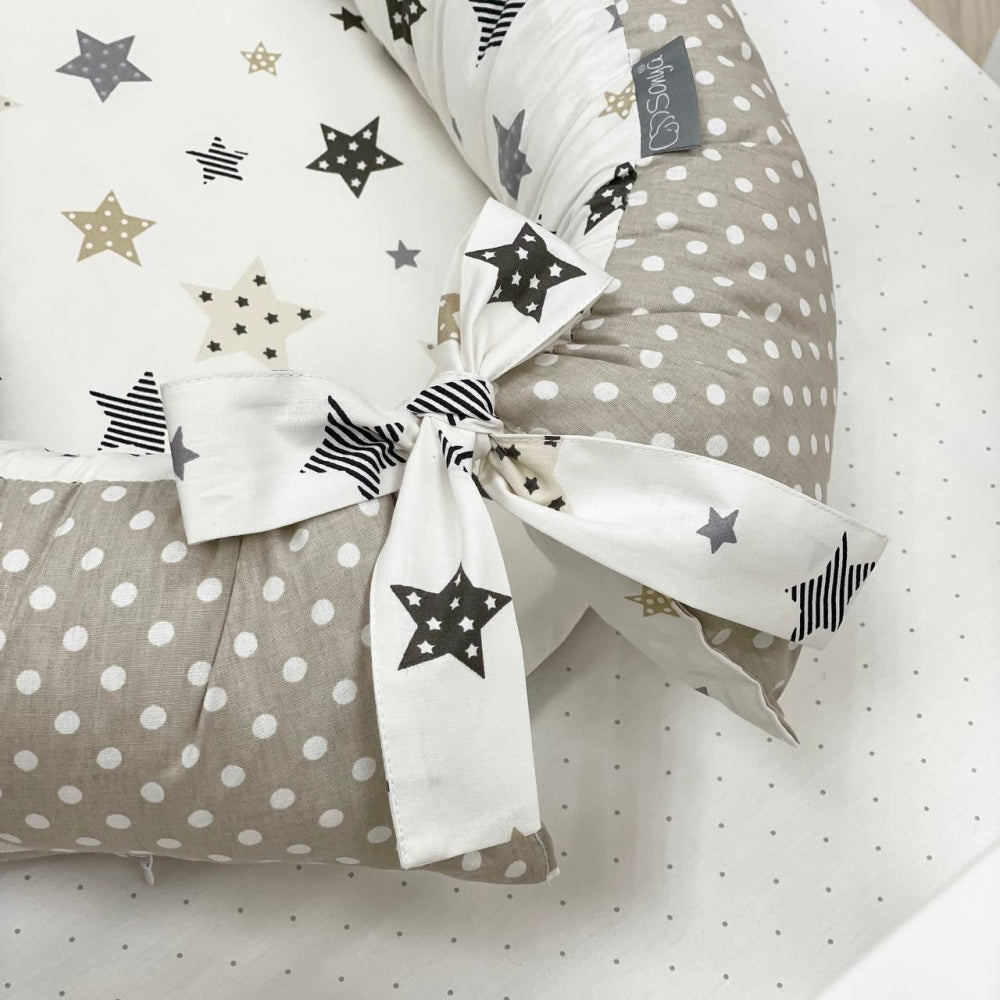 Hniezdo pre bábätko Baby Design – Stars sivo-béžové