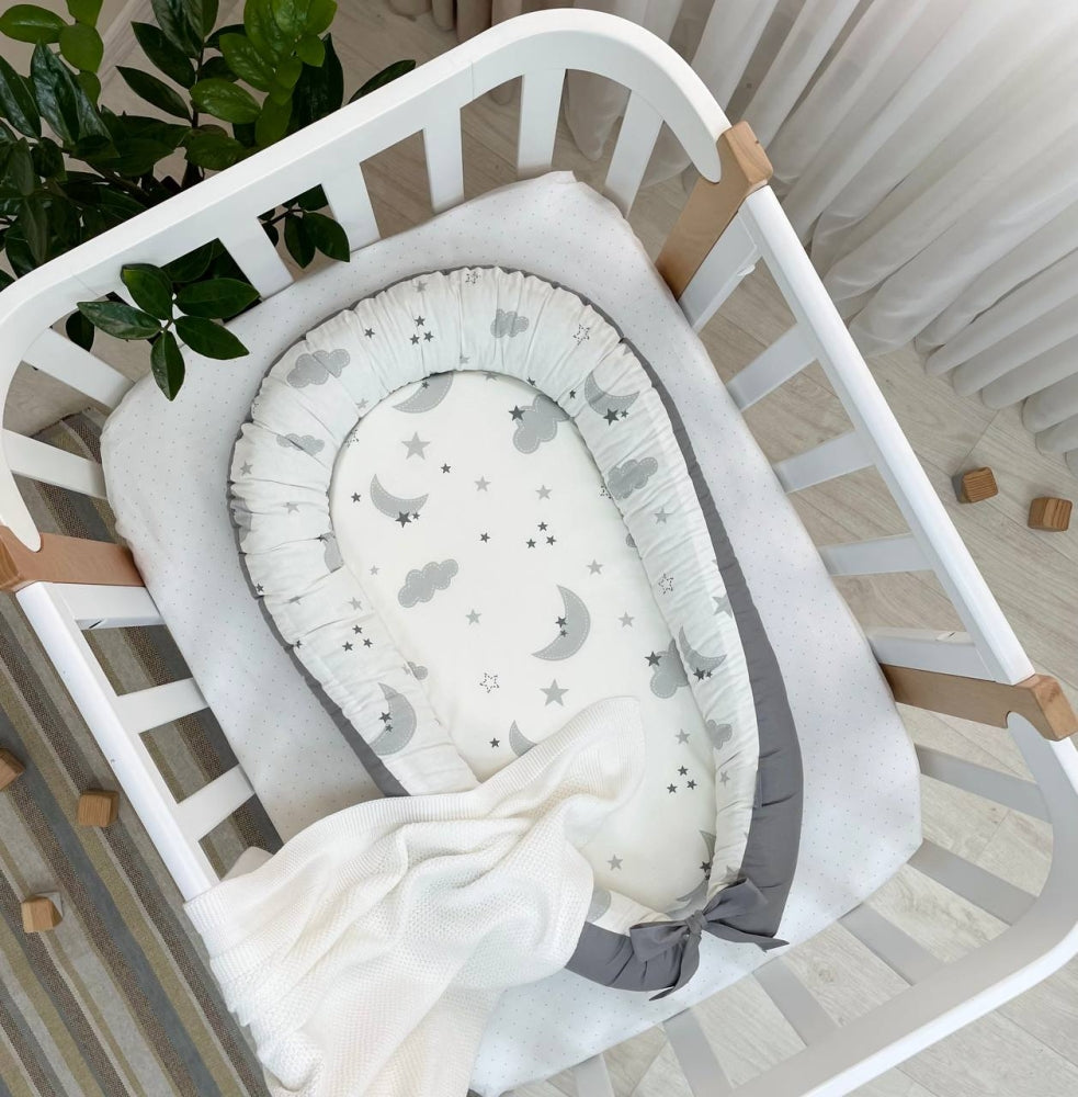 Hniezdo pre bábätko Baby Design – sivé obláčiky s mesiacom