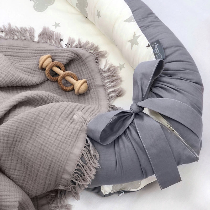 Hniezdo pre bábätko Baby Design – sivé obláčiky s mesiacom