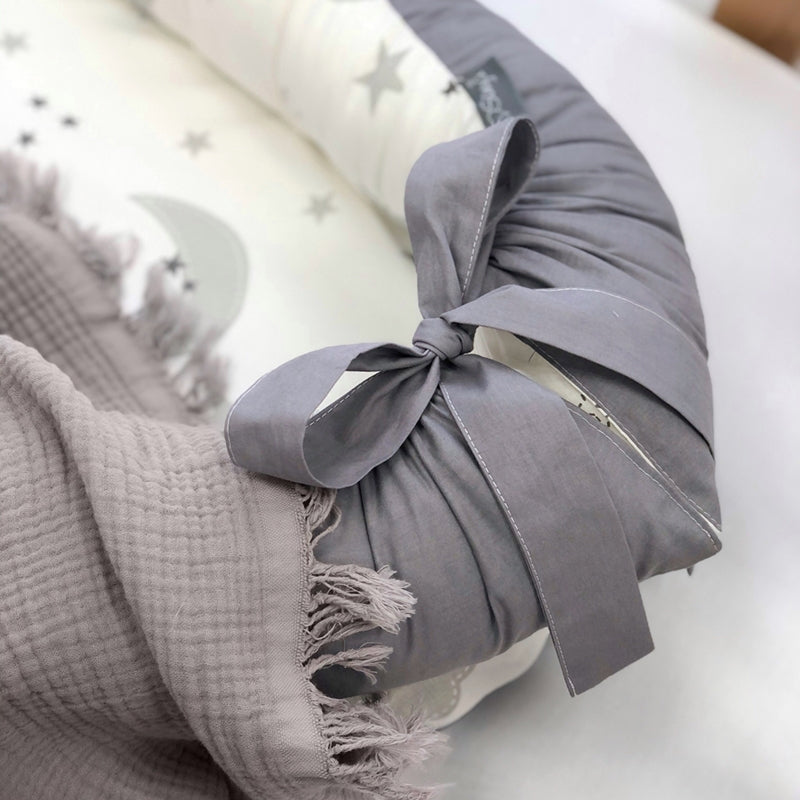 Hniezdo pre bábätko Baby Design – sivé obláčiky s mesiacom