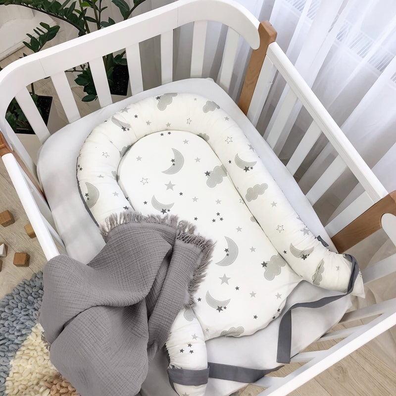 Hniezdo pre bábätko Baby Design – sivé obláčiky s mesiacom