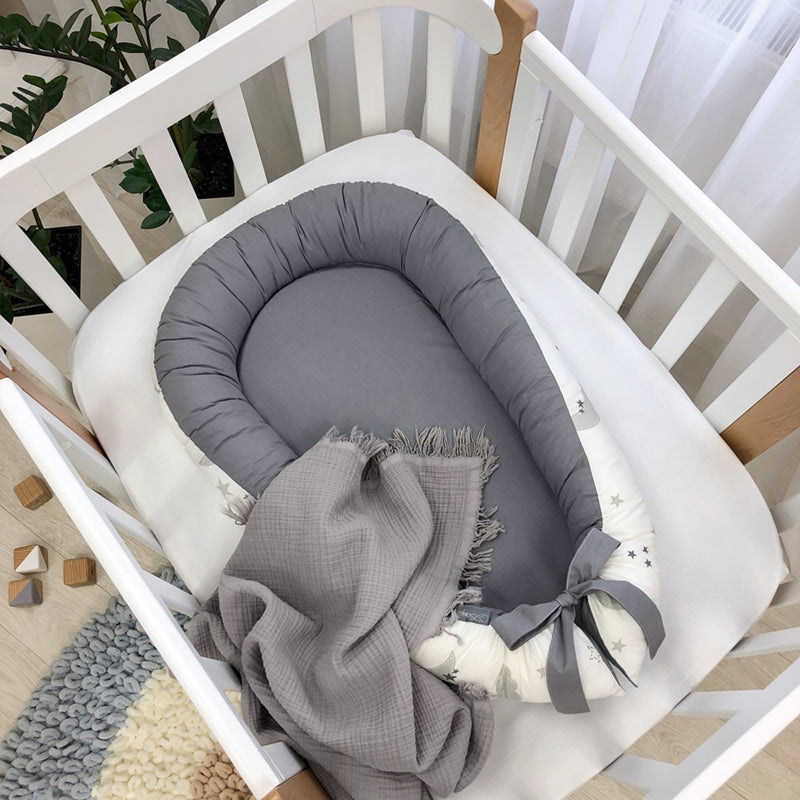 Hniezdo pre bábätko Baby Design – sivé obláčiky s mesiacom