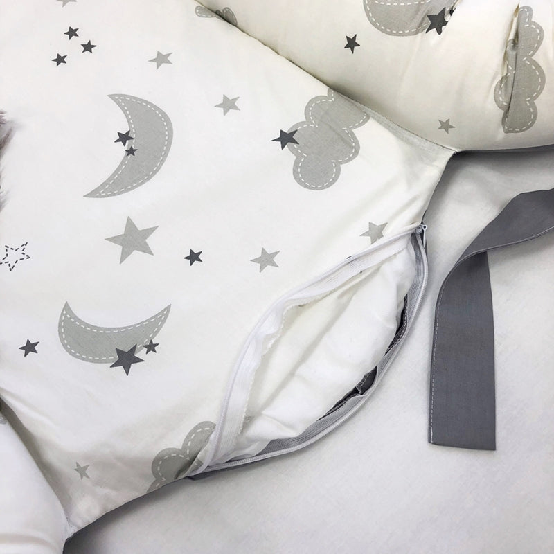 Hniezdo pre bábätko Baby Design – sivé obláčiky s mesiacom