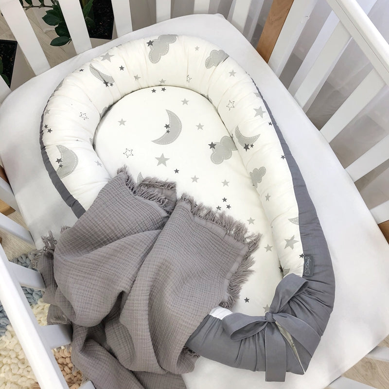 Hniezdo pre bábätko Baby Design – sivé obláčiky s mesiacom