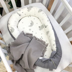 Hniezdo pre bábätko Baby Design – sivé obláčiky s mesiacom