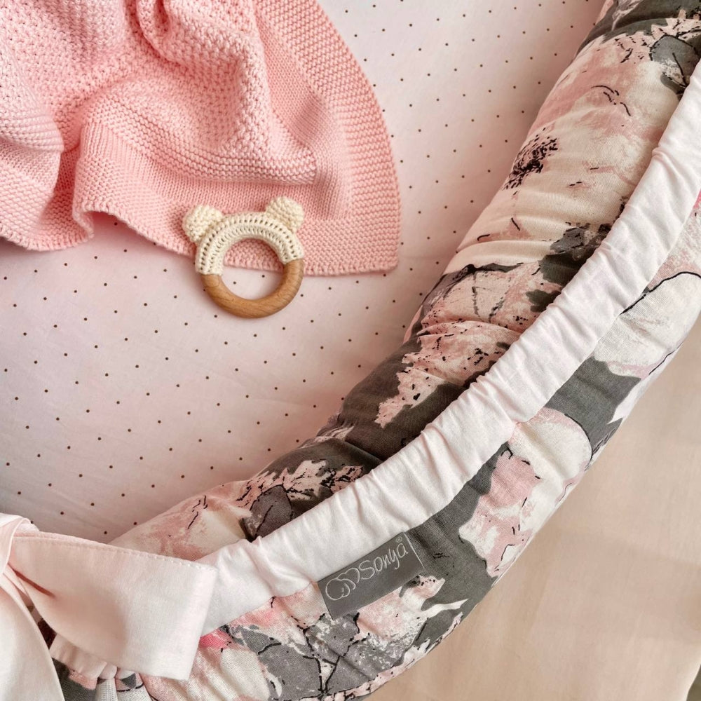 Hniezdo pre bábätko Baby Design – akvarelové kvety na tmavom