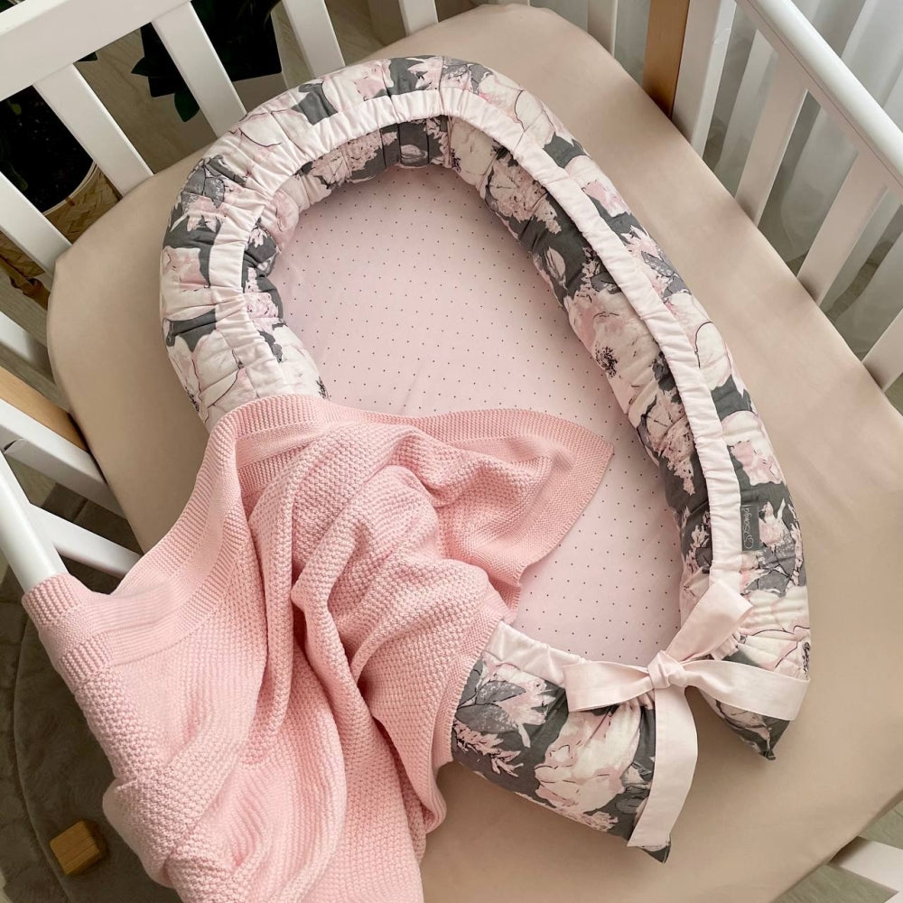 Hniezdo pre bábätko Baby Design – akvarelové kvety na tmavom