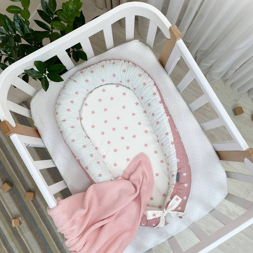 Hniezdo pre bábätko Baby Design – hviezdy na púdrovej