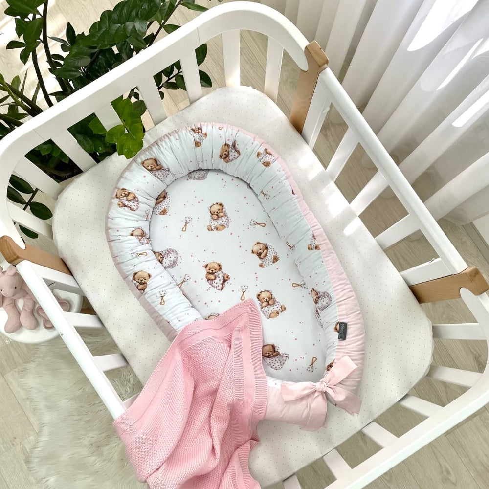 Hniezdo pre bábätko Baby Design – medvedík v deke na bielom