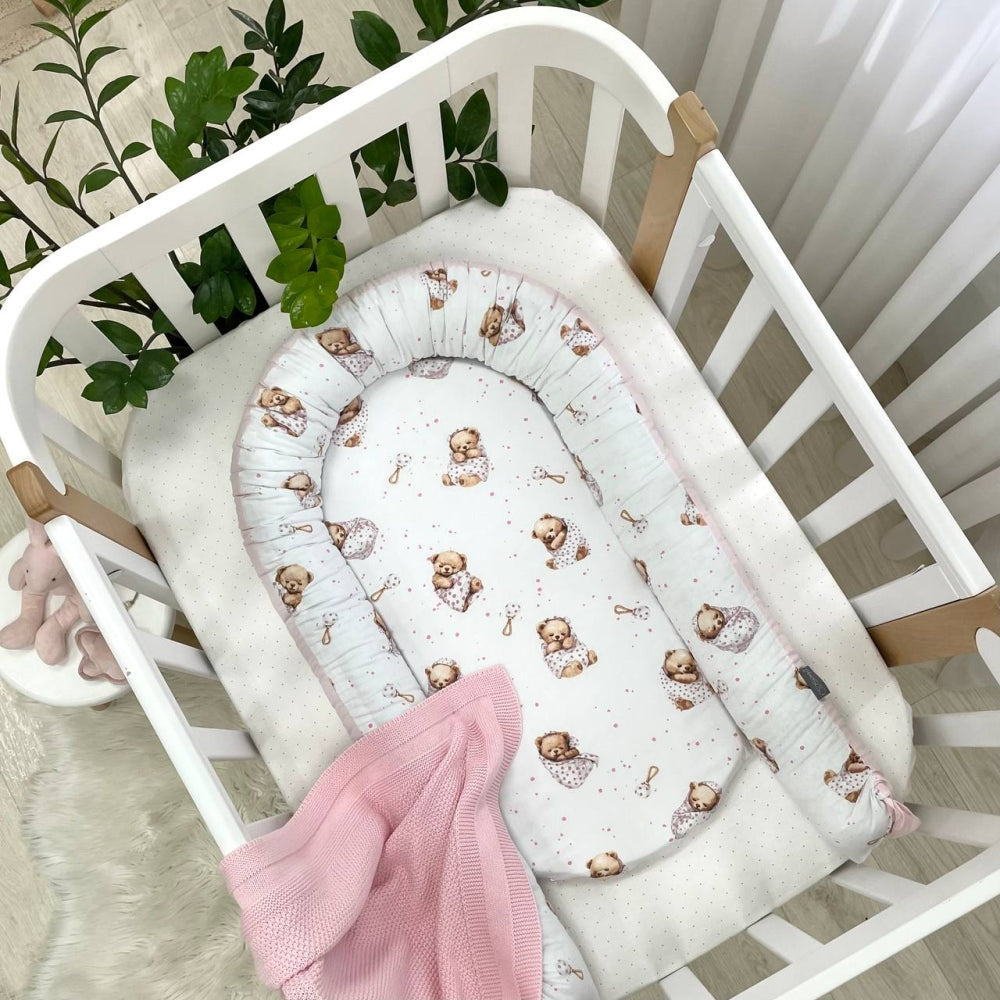 Hniezdo pre bábätko Baby Design – medvedík v deke na bielom