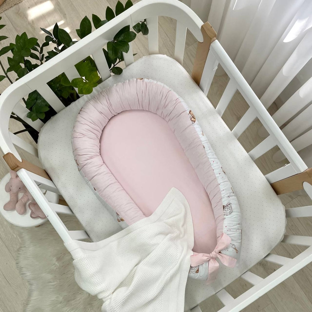 Hniezdo pre bábätko Baby Design – medvedík v deke na bielom