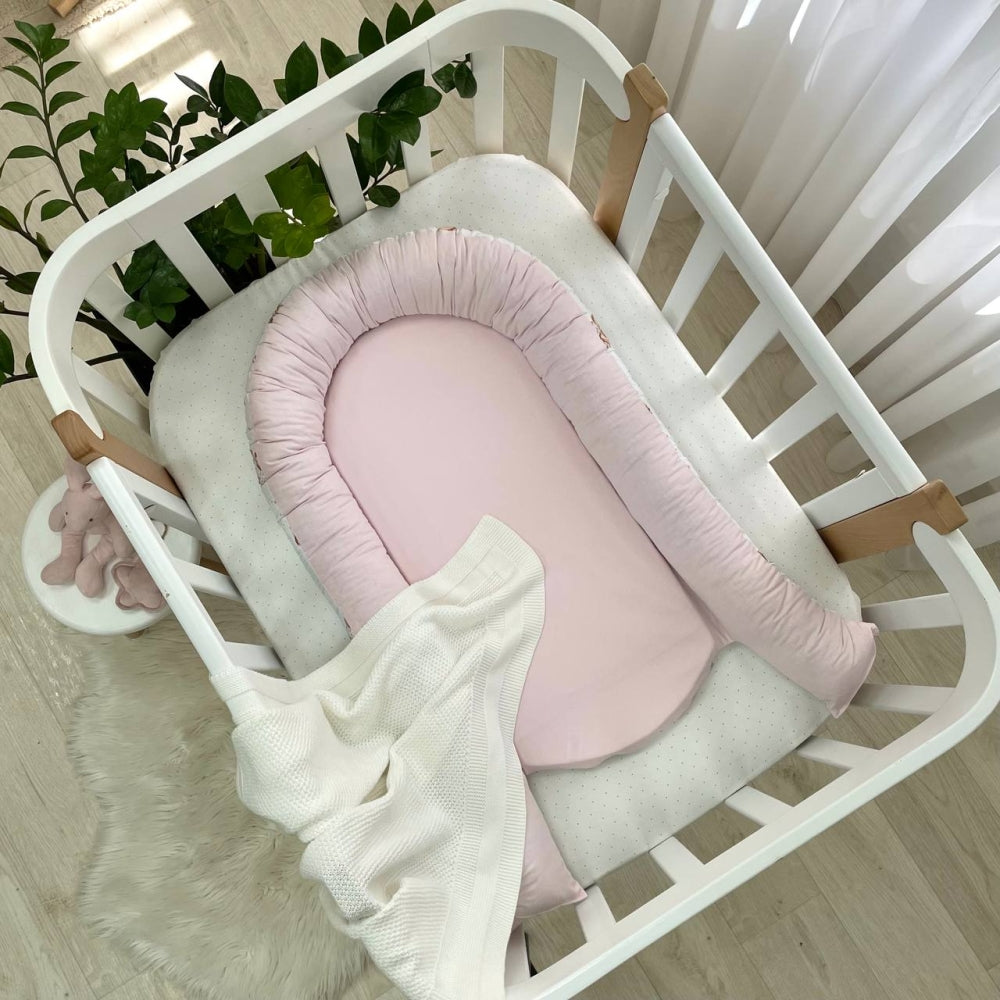 Hniezdo pre bábätko Baby Design – medvedík v deke na bielom