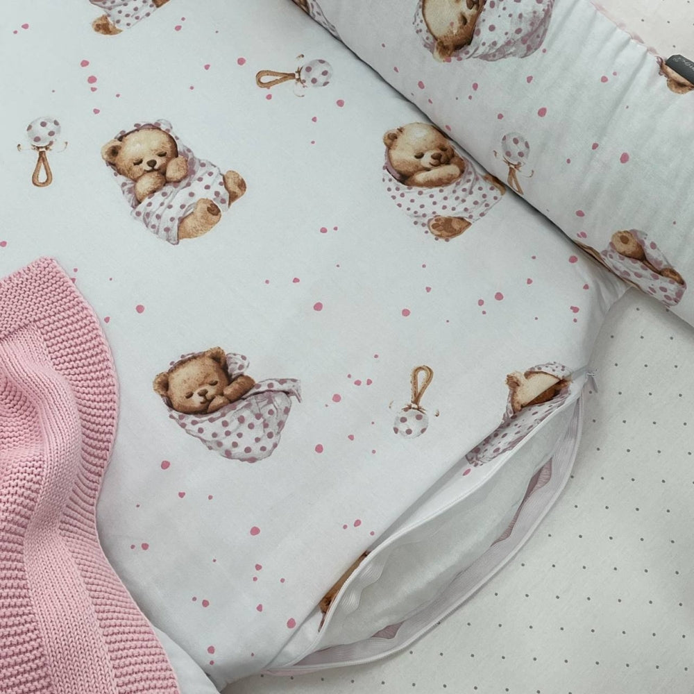 Hniezdo pre bábätko Baby Design – medvedík v deke na bielom