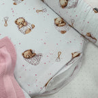 Hniezdo pre bábätko Baby Design – medvedík v deke na bielom