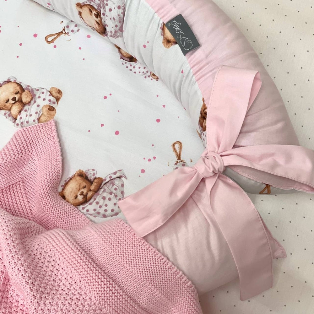Hniezdo pre bábätko Baby Design – medvedík v deke na bielom