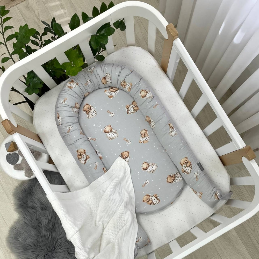 Hniezdo pre bábätko Baby Design – medvedík v deke na sivom