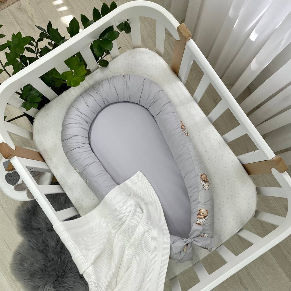 Hniezdo pre bábätko Baby Design – medvedík v deke na sivom