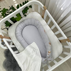 Hniezdo pre bábätko Baby Design – medvedík v deke na sivom