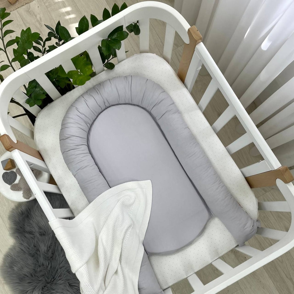 Hniezdo pre bábätko Baby Design – medvedík v deke na sivom