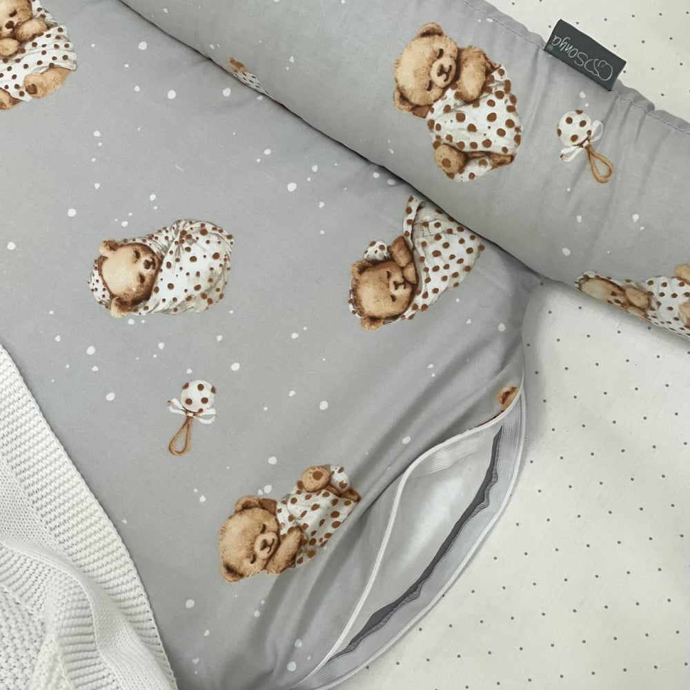 Hniezdo pre bábätko Baby Design – medvedík v deke na sivom