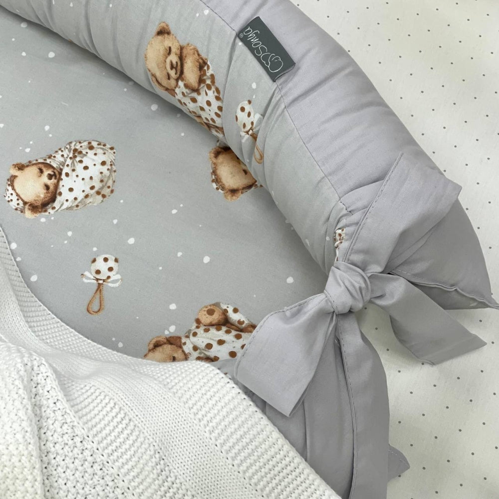 Hniezdo pre bábätko Baby Design – medvedík v deke na sivom