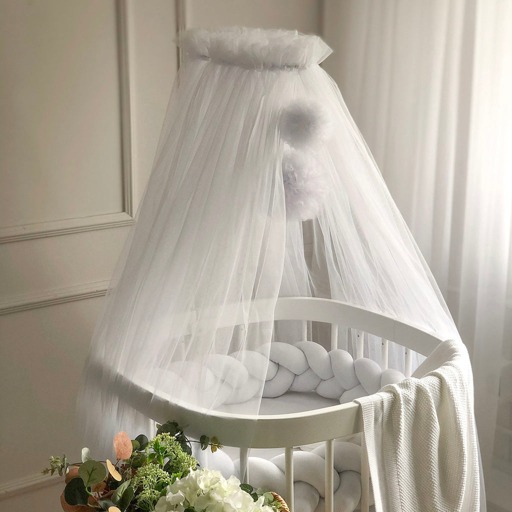 Baldachýn nad postieľku s brmbolcami – biely