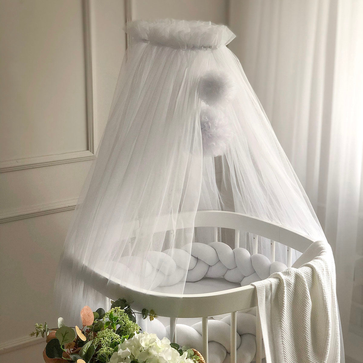 Baldachýn nad postieľku s brmbolcami – biely