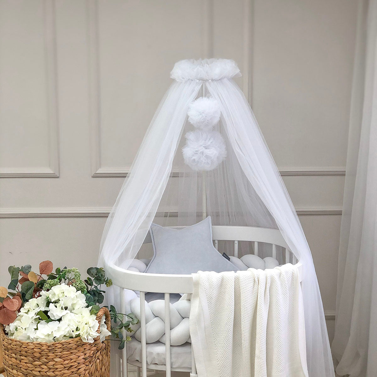 Baldachýn nad postieľku s brmbolcami – biely