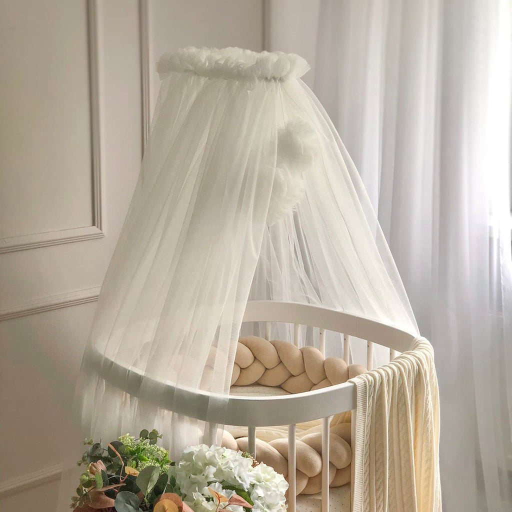 Baldachýn nad postieľku s brmbolcami – mliečny