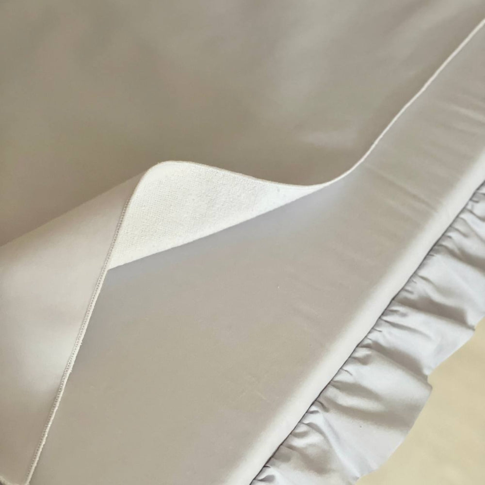 Popelínový prebaľovací matrac s volánikom 60 × 80 cm strieborný