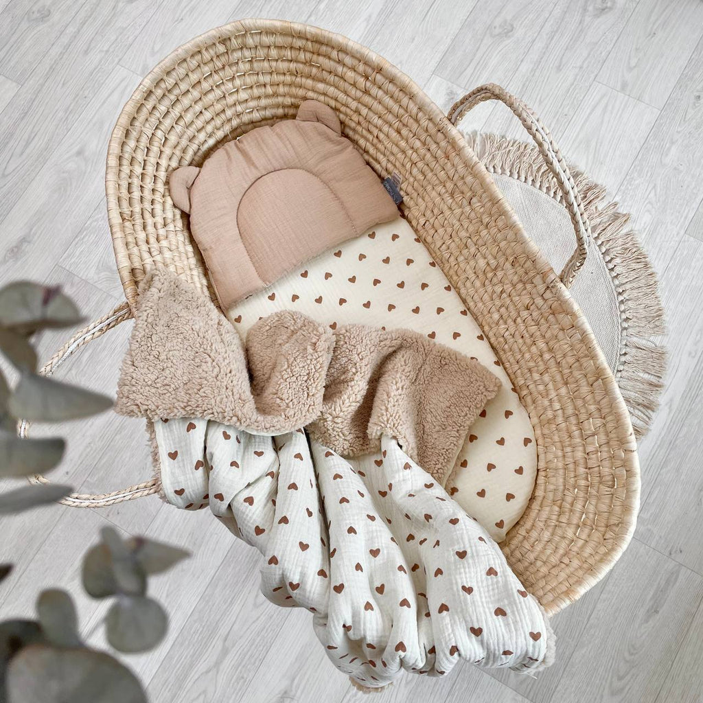 Zateplená mušelínová deka pre bábätko Srdiečka čokoládové 80 × 100 cm