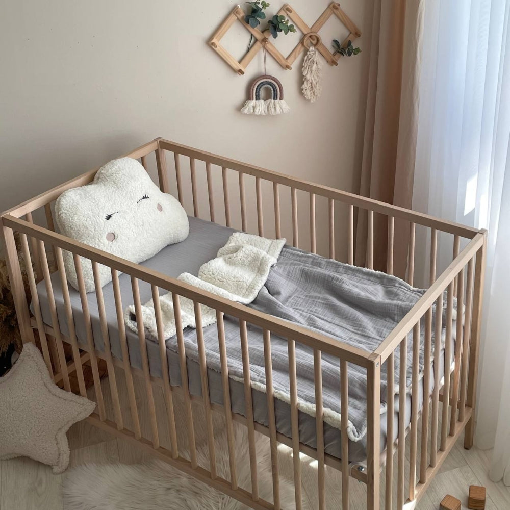 Mušelínová plachta do postieľky 120 × 60 cm – sivá