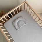 Mušelínová plachta do postieľky 120 × 60 cm – sivá