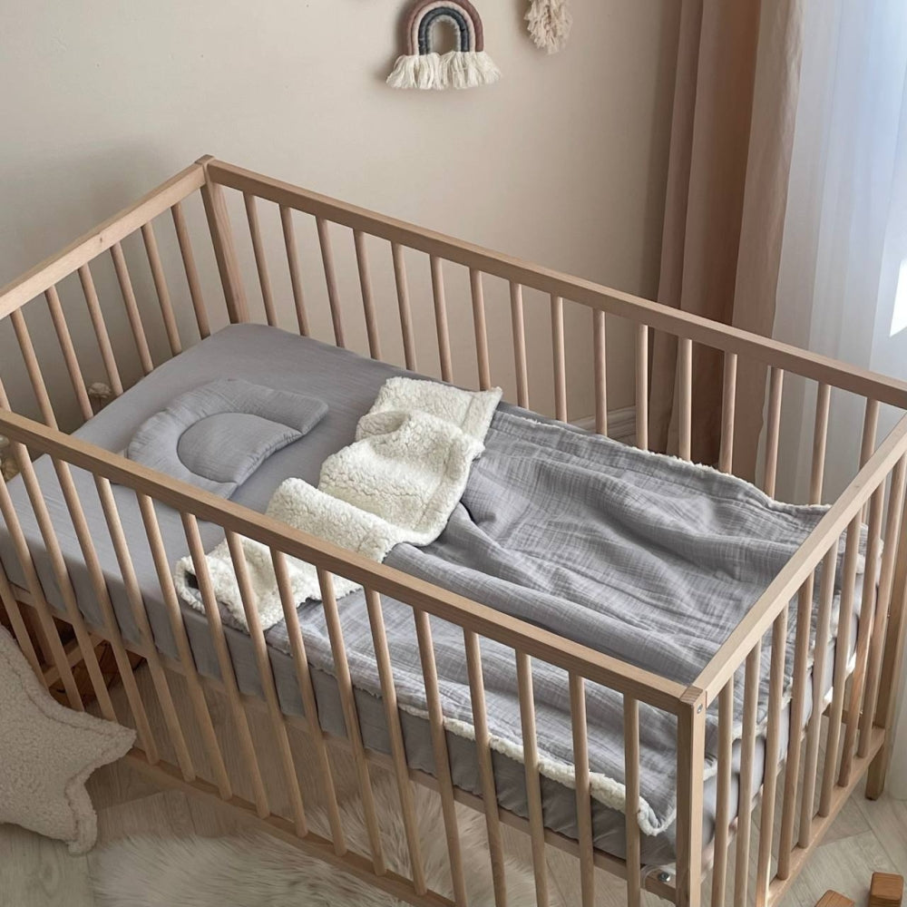 Mušelínová plachta do postieľky 120 × 60 cm – sivá