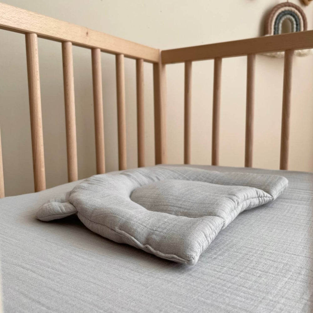 Mušelínová plachta do postieľky 120 × 60 cm – sivá