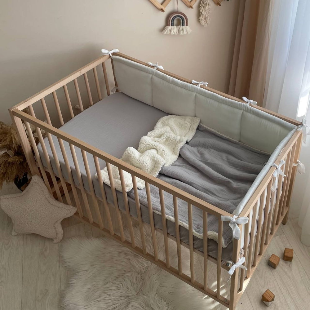 Mušelínová plachta do postieľky 120 × 60 cm – sivá